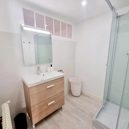 Appartement Grand T2 Tout Equipe Centre Avec Cour Angoulême
