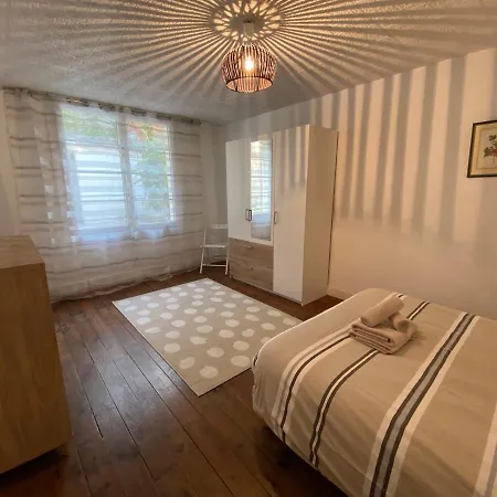 Appartement Grand T2 Tout Equipe Centre Avec Cour *