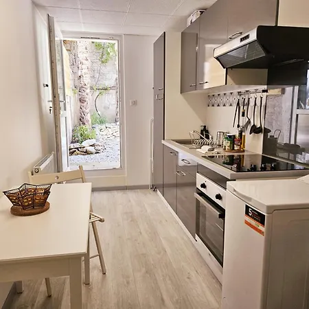 Appartement Grand T2 Tout Equipe Centre Avec Cour